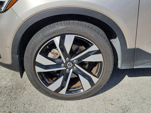 2024 Volvo XC40 B5 Plus Dark Theme