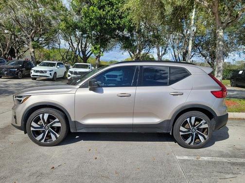 2024 Volvo XC40 B5 Plus Dark Theme