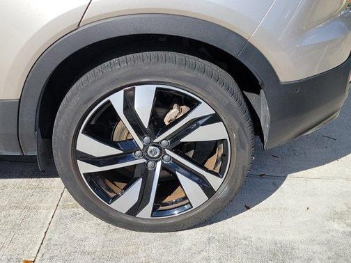 2024 Volvo XC40 B5 Plus Dark Theme