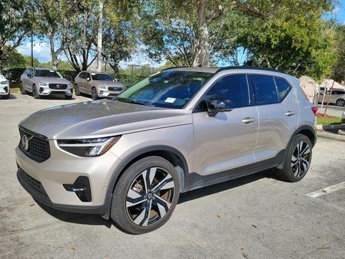2024 Volvo XC40 B5 Plus Dark Theme