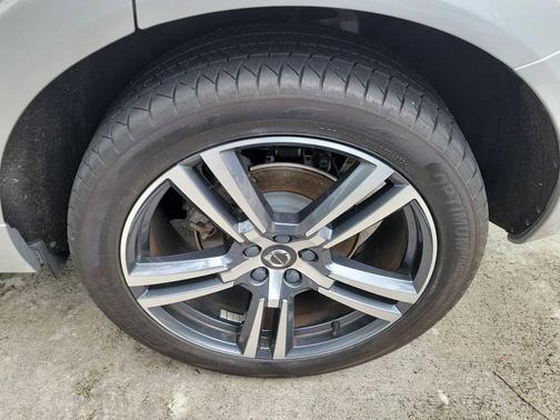 Bright Silver Metallic 2021 Volvo XC60 T5 Momentum