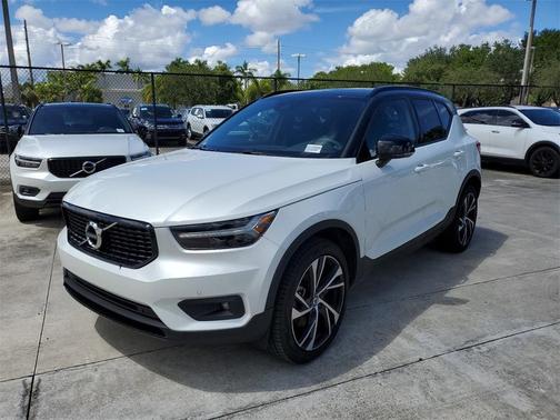 Photo 3 of 32 of 2020 Volvo XC40 T4 R-Design