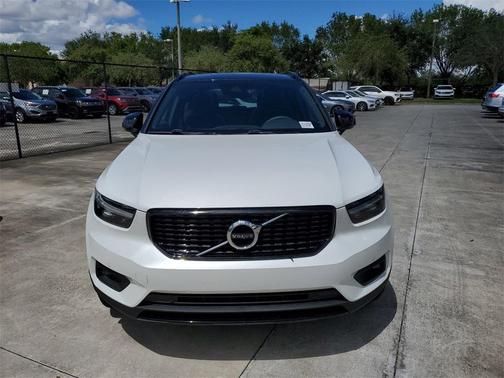 Photo 2 of 32 of 2020 Volvo XC40 T4 R-Design