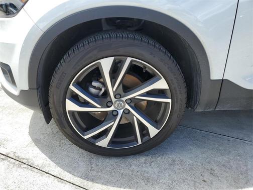 Photo 5 of 32 of 2020 Volvo XC40 T4 R-Design