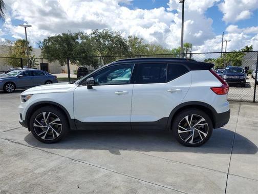Photo 4 of 32 of 2020 Volvo XC40 T4 R-Design