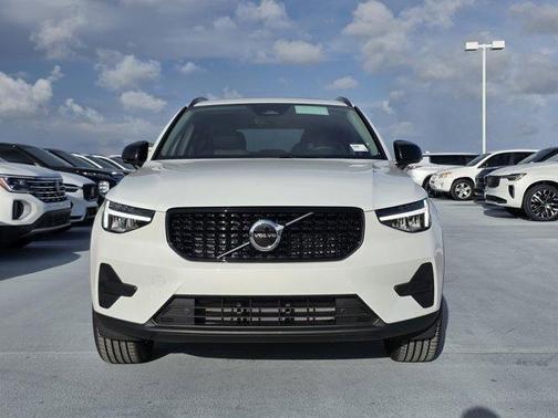 Crystal White 2026 Volvo XC40 B5 Core