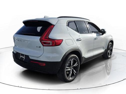 Crystal White 2026 Volvo XC40 B5 Core