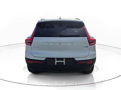 Crystal White 2026 Volvo XC40 B5 Core