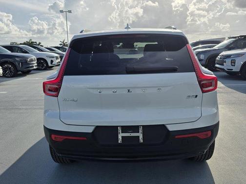 Crystal White 2026 Volvo XC40 B5 Core