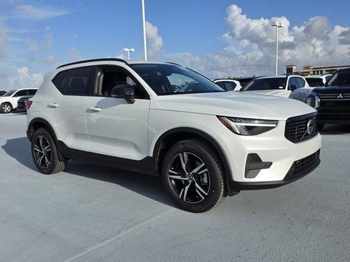 Crystal White 2026 Volvo XC40 B5 Core