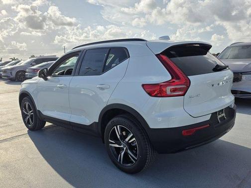 Crystal White 2026 Volvo XC40 B5 Core