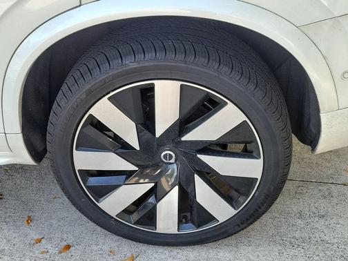 2023 Volvo XC90 Recharge Plug-In Hybrid T8 Ultimate Bright Theme 7-Seater