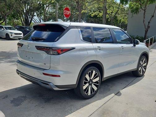 2025 Mitsubishi Outlander SE