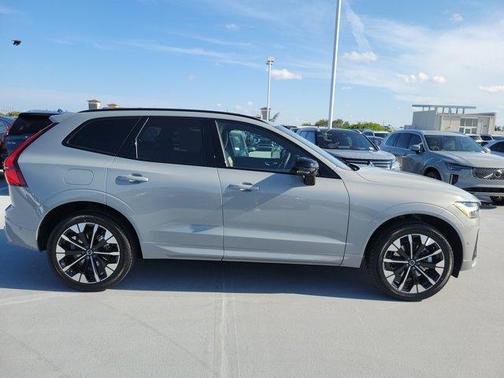 2026 Volvo XC60 PLUS