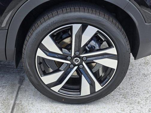 2025 Volvo XC40 B5 Ultra Bright Theme