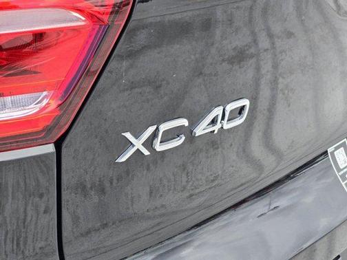 2025 Volvo XC40 B5 Ultra Bright Theme