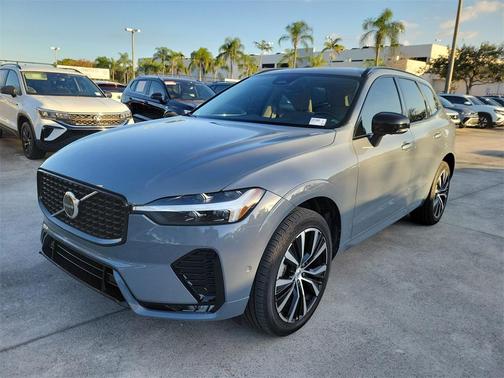 2024 Volvo XC60 B5 Plus Dark Theme