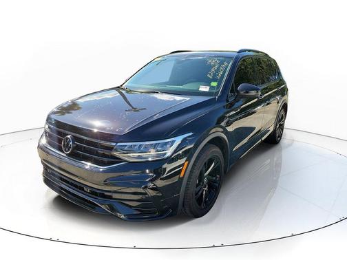 Deep Black Pearl Effect 2023 Volkswagen Tiguan 2.0T SE R-Line Black