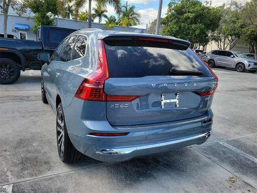 2023 Volvo XC60 B5 Ultimate Bright Theme
