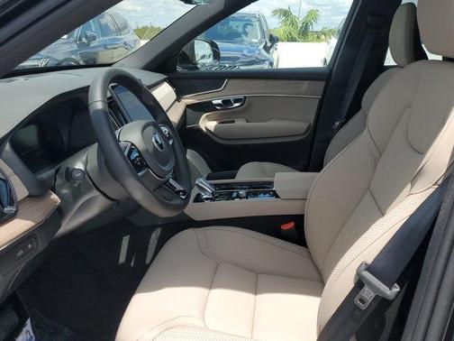 2025 Volvo XC90 Plug-In Hybrid T8 Core 7-Seater