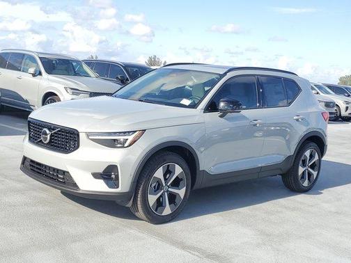 2025 Volvo XC40 B5 Plus Dark Theme