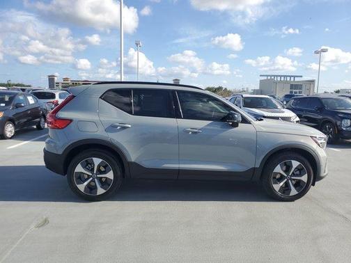 2025 Volvo XC40 B5 Plus Dark Theme