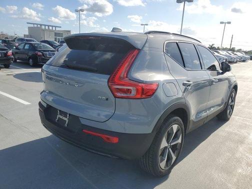 2025 Volvo XC40 B5 Plus Dark Theme