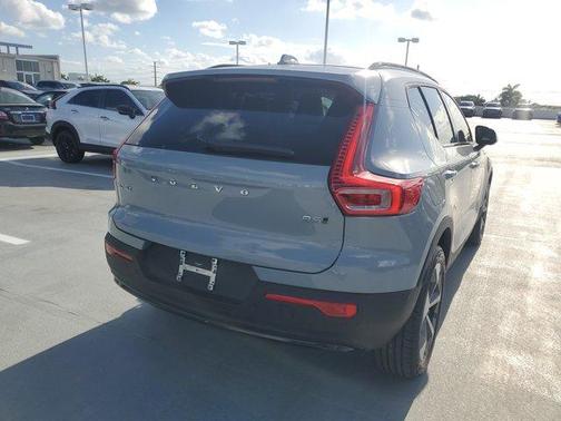 2025 Volvo XC40 B5 Plus Dark Theme
