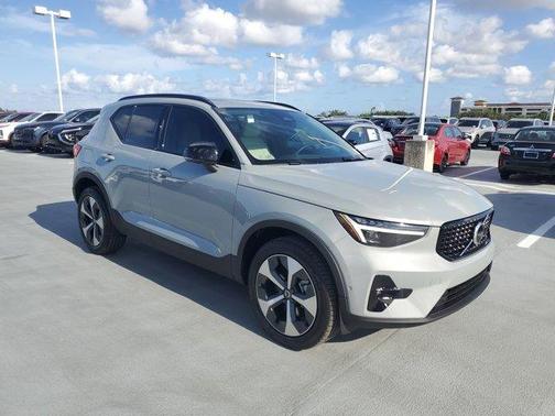2025 Volvo XC40 B5 Plus Dark Theme
