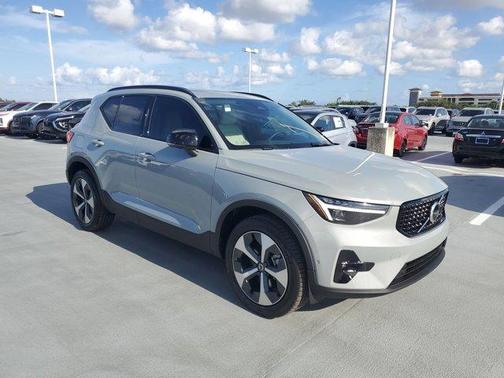 2025 Volvo XC40 B5 Plus Dark Theme