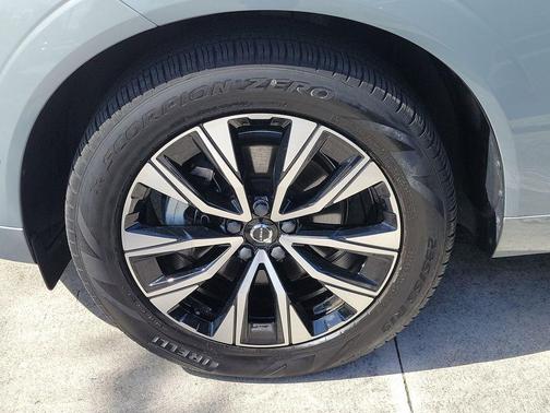 Gray Metallic 2024 Volvo XC60 B5 Plus Dark Theme