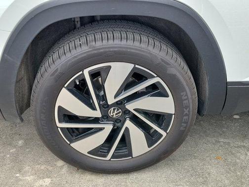Opal White Pearl 2026 Volkswagen Atlas 2.0T SE W/TECHNOLOGY