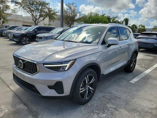 2025 Volvo XC40 B5 Core Bright Theme