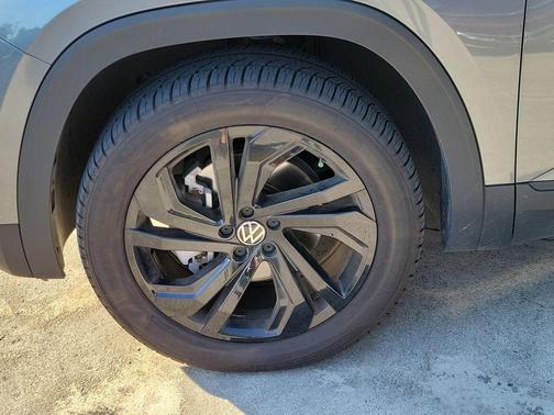 Platinum Gray Metallic 2023 Volkswagen Atlas 3.6L SE w/Technology