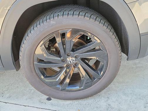 Platinum Gray Metallic 2023 Volkswagen Atlas 3.6L SE w/Technology
