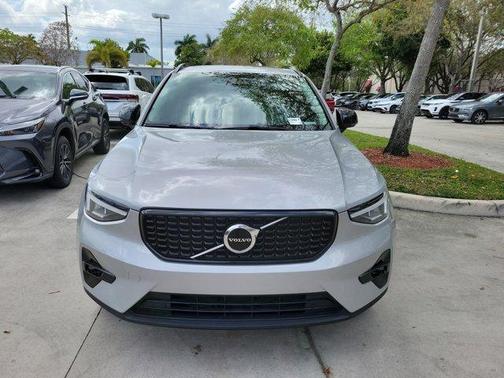 2023 Volvo XC40 B4 Plus Dark Theme