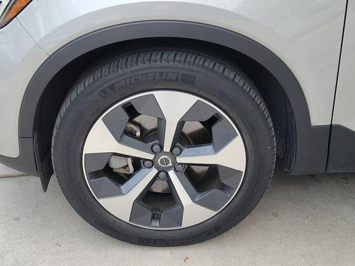 2023 Volvo XC40 B4 Plus Dark Theme