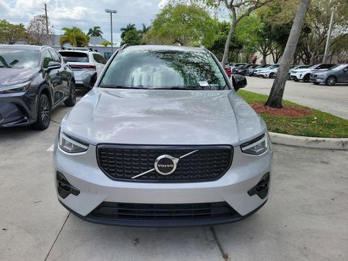2023 Volvo XC40 B4 Plus Dark Theme