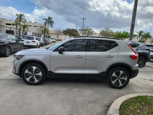 2023 Volvo XC40 B4 Plus Dark Theme