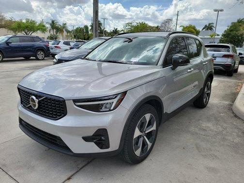 2023 Volvo XC40 B4 Plus Dark Theme