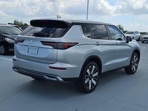 2025 Mitsubishi Outlander SE