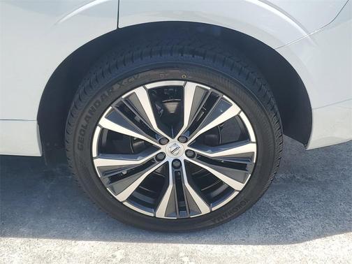 2022 Volvo XC60 B5 Momentum