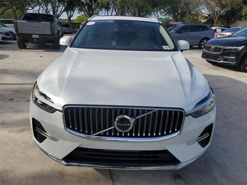 2023 Volvo XC60 B5 Plus Bright Theme