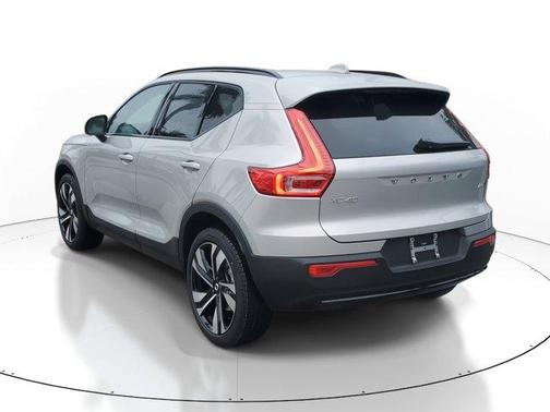 2025 Volvo XC40 B5 Ultra Dark Theme