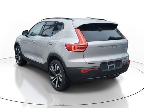 2025 Volvo XC40 B5 Ultra Dark Theme