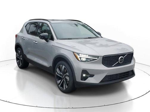 2025 Volvo XC40 B5 Ultra Dark Theme