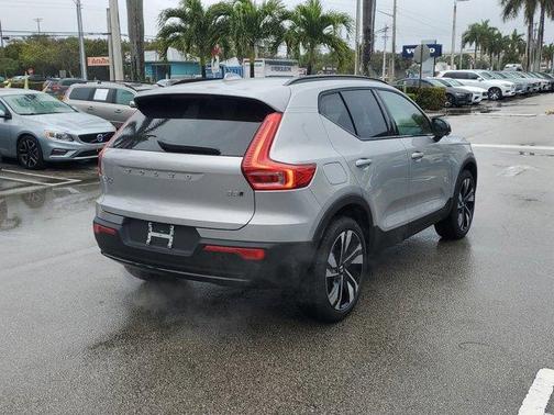 2025 Volvo XC40 B5 Ultra Dark Theme