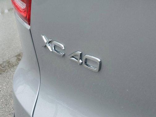 2025 Volvo XC40 B5 Ultra Dark Theme