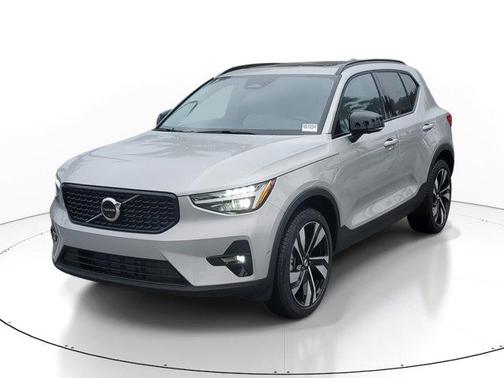 2025 Volvo XC40 B5 Ultra Dark Theme