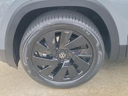 Pure Gray 2025 Volkswagen Atlas Cross Sport 2.0T SE w/Technology